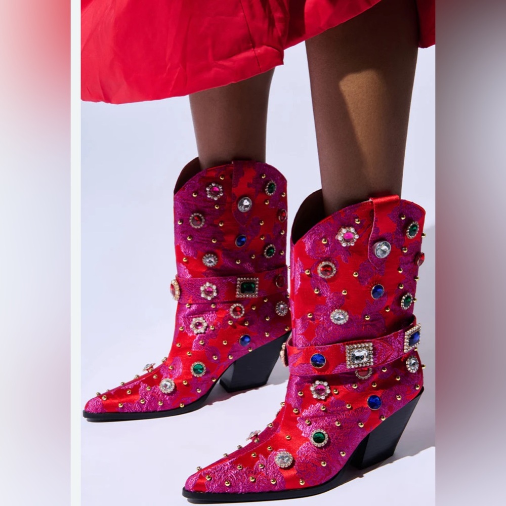 🌼💚💚💚NWOT AZALEA WANG DILIGENT RED BROCADE AND GEMS WESTERN BOOTIE. No box